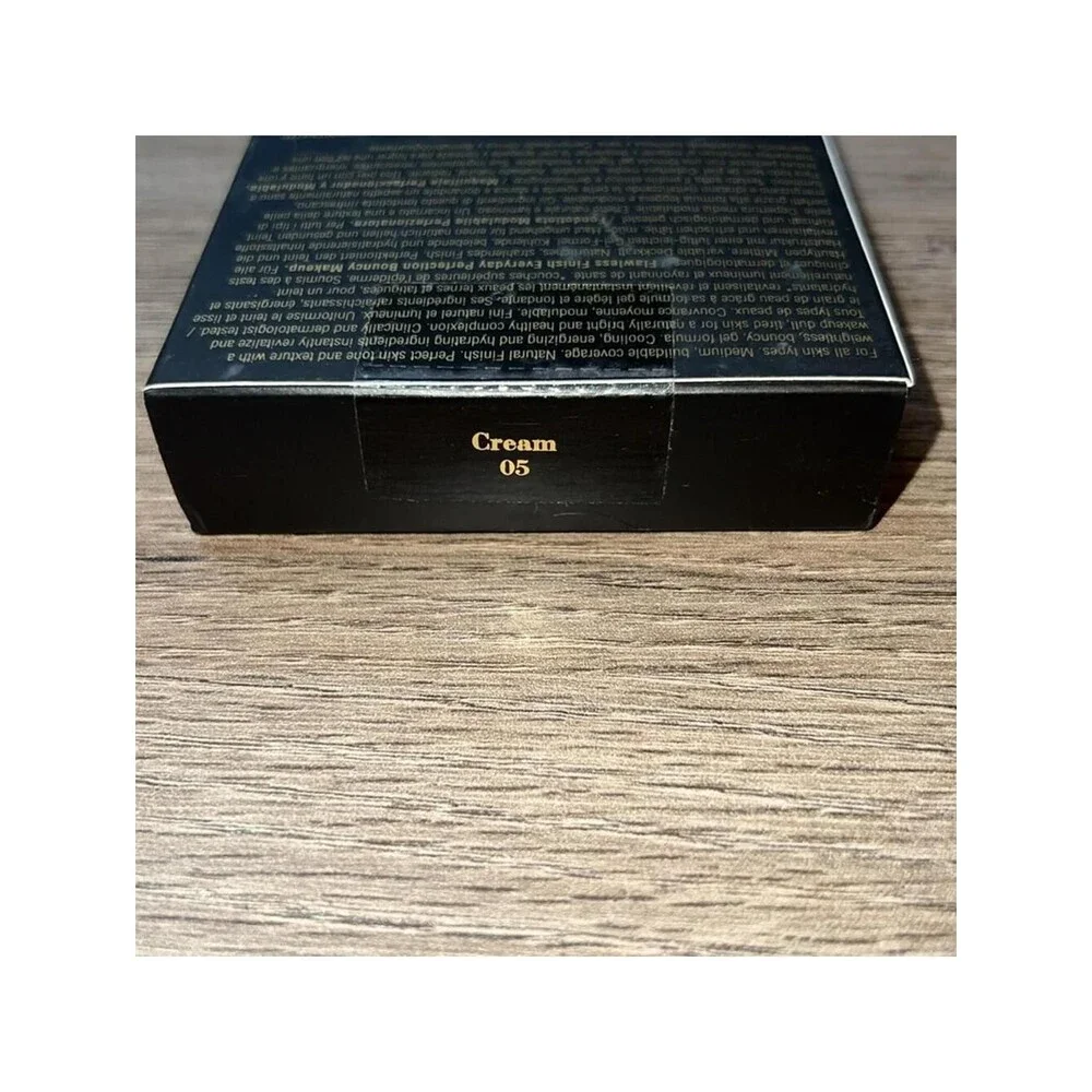 Elizabeth Arden Flawless Finish Makeup in Cream 05